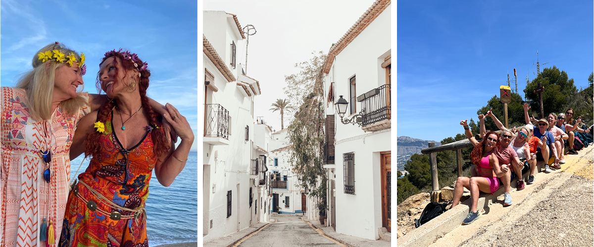 Tredelt bilde. 1. To kvinner holder rundt skulderen og smiler til hverandre. Begge har sommerkjole og blomsterkrans i håret. Havet i bakgrunnen. Foto. 2. Bybilde fra Altea, hvite murhus med smijernsbalkonger og lykter. Grønne planter og palmer. Foto. 3. En gruppe kvinner sitter bak hverandre i en bakke. Smiler til kamera og noen har armene i været. Utsikt til havet bak. Foto.