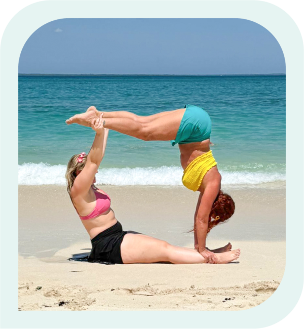 Trening med egen kroppsvekt på Zanzibar – styrke og balanse på den hvite stranden med turkist hav