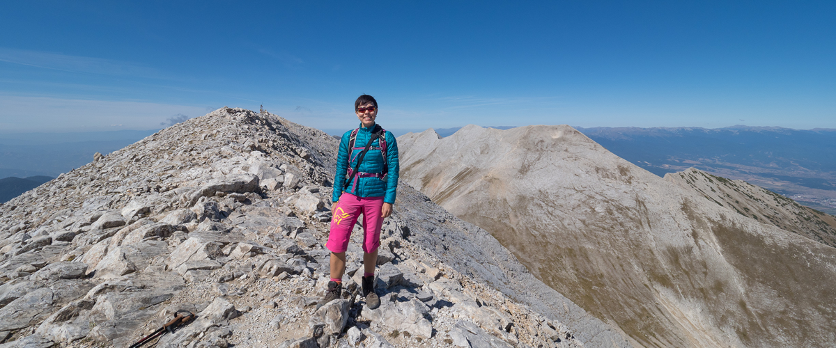 Norsk kvinne på toppen av Mont Vihren i Bulgaria, stengte underlag og utsikt
