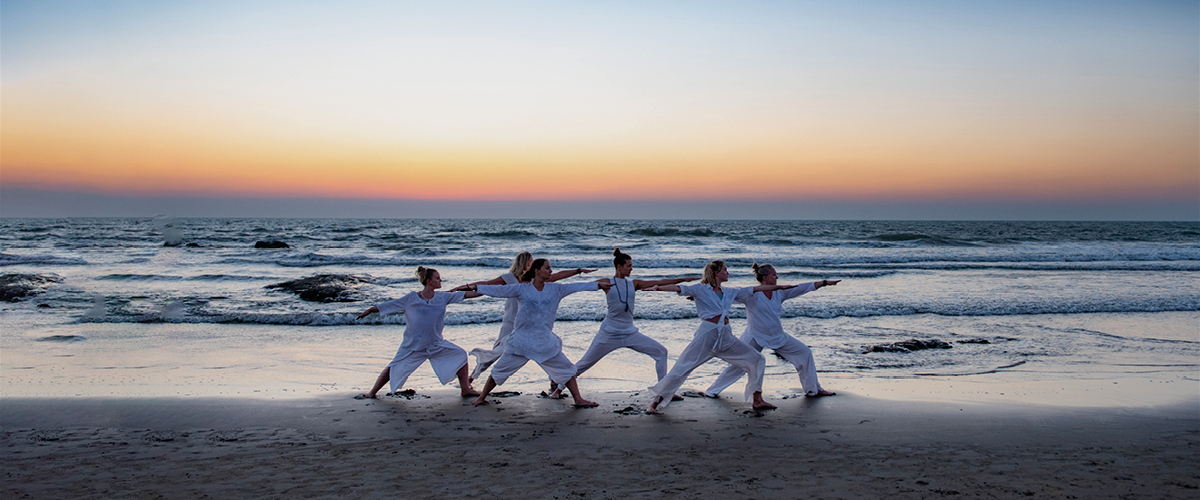 <p>6 kvinner i hvitt i kriger 2 posisjon på strand i Goa</p>