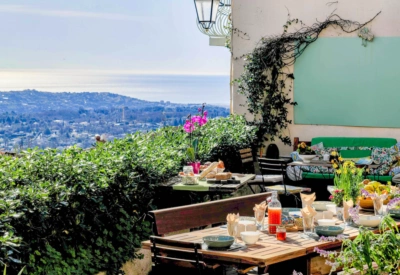 Lokal mat og vin fra Provence servert på bord i vakre omgivelser 