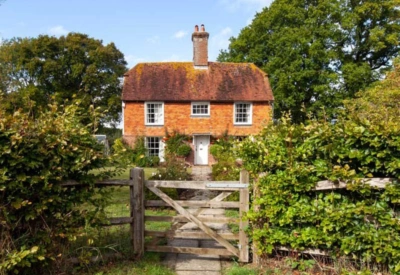 Sjarmerende landhus omgitt av grønt landskap i Sussex, England 