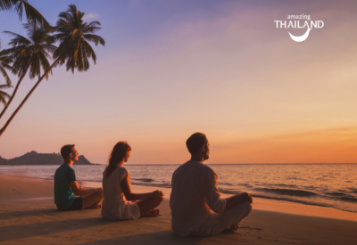 Krabi Beach i solnedgang. 3 personer sitter i meditasjon og ser mot havet