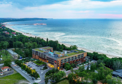 Oversiktsbilde av hotellet, Sopot Marriott Resort &amp; Spa. Hotellbygg som ligger helt i strandkanten med blått hav utenfor. Foto.