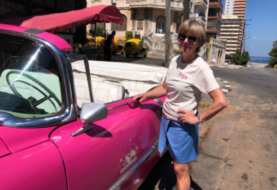 To bilder av Ingebjørg ved rosa gamal bil, Vilja-skjorte og gamal bil som symbol på Havanna.