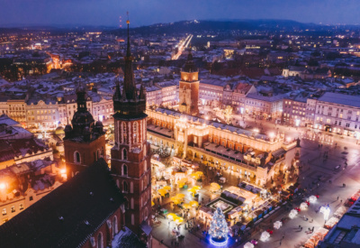 Oversiktsbilde av byen Krakow. Stemningsbilde på kvelden med gater og bygninger opplyst til jul. Foto.
