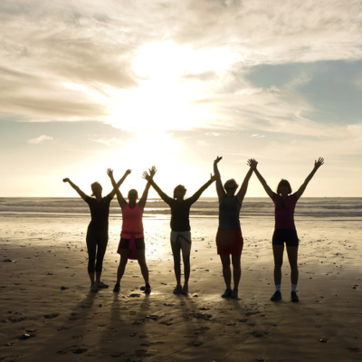 <p>6 kvinner i siluett på strand i Agadir, hopper lett i solnedgang</p>