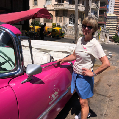 <p>To bilder av Ingebjørg ved rosa gamal bil, Vilja-skjorte og gamal bil som symbol på Havanna.</p>