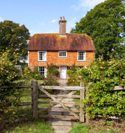Sjarmerende landhus omgitt av grønt landskap i Sussex, England 