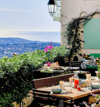Lokal mat og vin fra Provence servert på bord i vakre omgivelser 